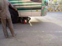 बालोतरा. दूध डेयरी के सामने बस के नीचे पड़ी बाइक।