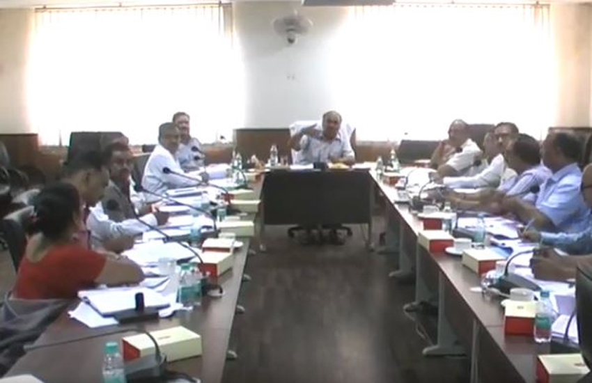 VIDEO : स्कूल नहीं कर सकेंगे मनमानी, योगी सरकार ने दिया ये निर्देश