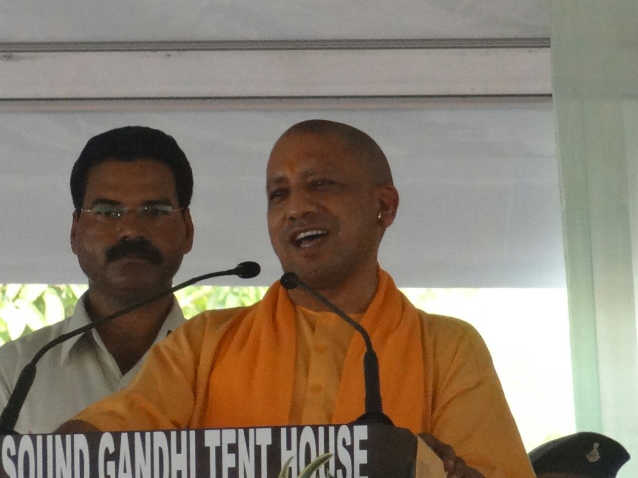 कैराना चुनाव को लेकरम मैदान में उतरे योगी के ये मंत्री यह कहकर मांग रहे वोट-देखें वीडियो