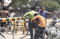 एक ओर का फाटक तो खुल गया पर दूसरी ओर की फाटक खुली ही नहीं