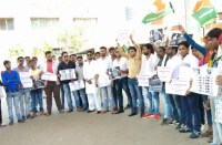 बढ़े दाम को लेकर युवा कांग्रेस ने पेट्रोल पंप के सामने किया प्रदर्शन