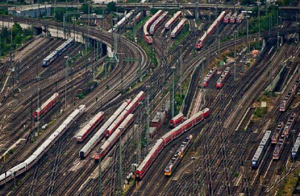 Bizarre News,bizarre world news,Bizzare world,wierd news,kzhk worlds most complicated railway track,Frequent rail service,Frankfurt Hauptbahnhof station,