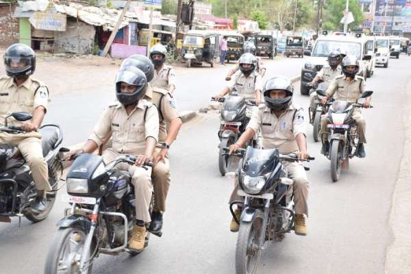 हेलमेट लगाकर बाइक पर निकला कप्तान का काफिला, देखें इन तस्वीरों में