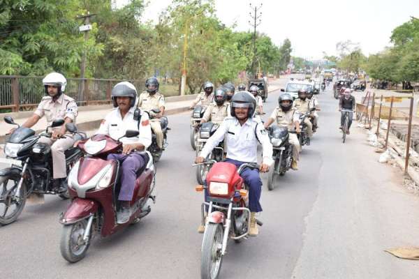 हेलमेट लगाकर बाइक पर निकला कप्तान का काफिला, देखें इन तस्वीरों में