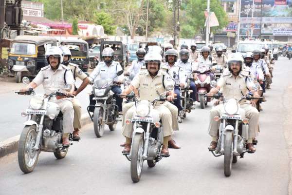 हेलमेट लगाकर बाइक पर निकला कप्तान का काफिला, देखें इन तस्वीरों में