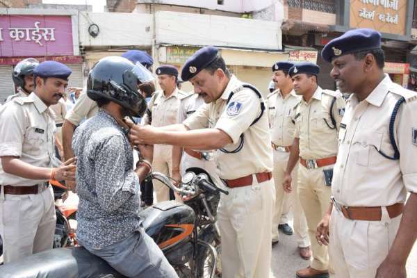 हेलमेट लगाकर बाइक पर निकला कप्तान का काफिला, देखें इन तस्वीरों में