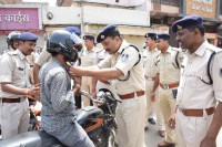 ट्रैफिक पुलिस ने बाइक चालकों को बांटे हेलमेट, बताया महत्व