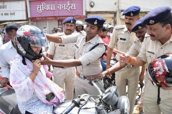 हेलमेट लगाकर बाइक पर निकला कप्तान का काफिला, देखें इन तस्वीरों में