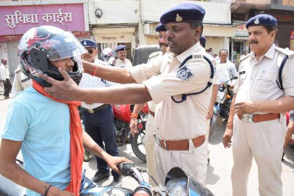 हेलमेट लगाकर बाइक पर निकला कप्तान का काफिला, देखें इन तस्वीरों में