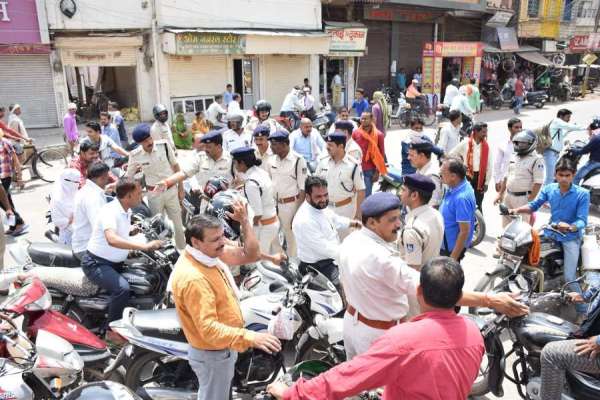 हेलमेट लगाकर बाइक पर निकला कप्तान का काफिला, देखें इन तस्वीरों में