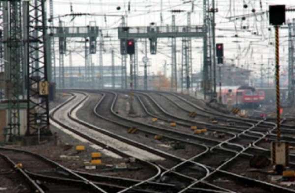 Bizarre News,bizarre world news,Bizzare world,wierd news,kzhk worlds most complicated railway track,Frequent rail service,Frankfurt Hauptbahnhof station,