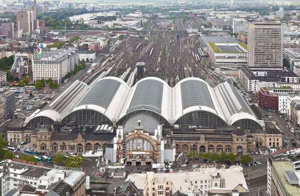 Bizarre News,bizarre world news,Bizzare world,wierd news,kzhk worlds most complicated railway track,Frequent rail service,Frankfurt Hauptbahnhof station,