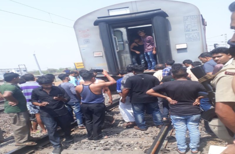 सारागांव स्टेशन से पहले नए बने यार्ड के पास बड़ा हादसा होते-होते बचा