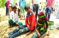 तेज रफ्तार पिकअप मोड़ पर पलट गई