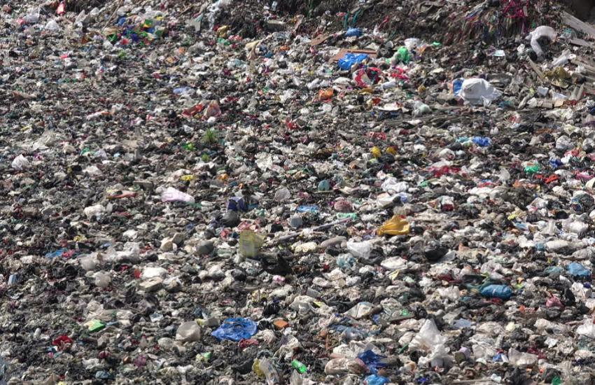 पाकिस्तान में कचरे के ढेर में बच्चों का शव
