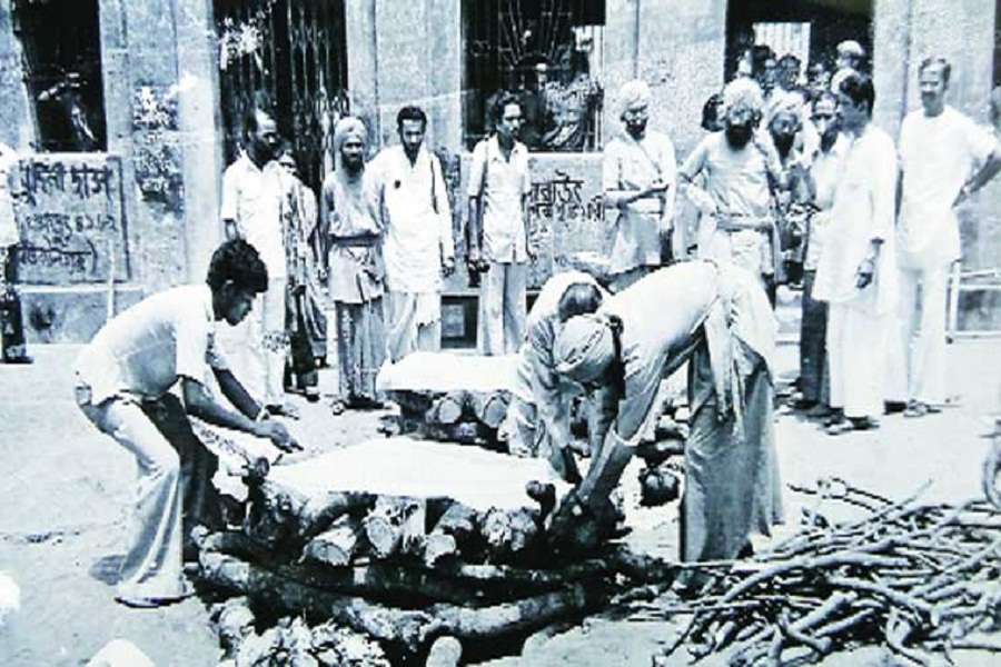 बंगाल में 30 साल पहले 17 साधुओं को ज़िंदा जलाया था, मुख्यमंत्री ने दिया था घटिया
बयान - image