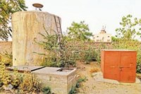 गांव के बीच से गुजर रही पानी की लाइन, फिर भी पानी को तरस रहे ग्रामीण