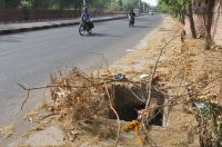 नेशनल हाइवे पर बरसाती नाले के खुले होल, दे रहे हादसे को न्यौता