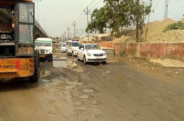 बनारस की गड्ढ़ें वाली सड़क में डिप्टी सीएम का वाहन खाने लगा हिचकोले