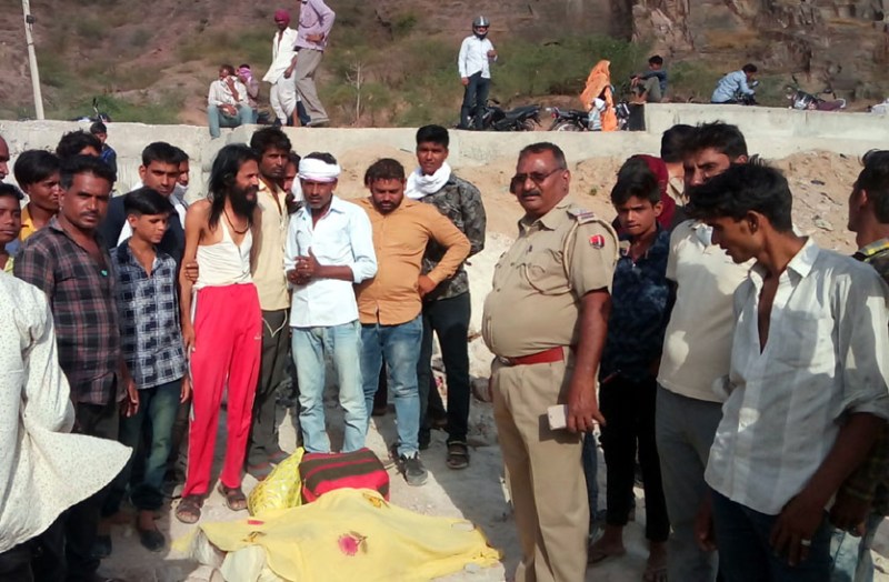 महिला का शव मिला