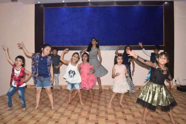 बच्चों ने दी प्रस्तुति, देखें इन तस्वीरों में