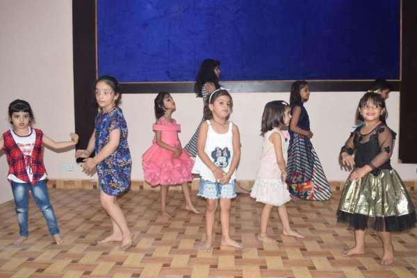 बच्चों ने दी प्रस्तुति, देखें इन तस्वीरों में