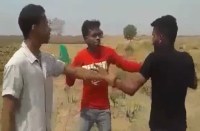 तीन युवकों ने एक युवती का पीछा करने का आरोप लगाते हुए युवक को चप्पल से जमकर पीटा