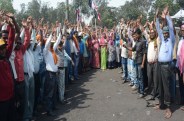 सैकड़ों की संख्या में भू- विस्थापित दीपका थाना चौक पर बैठे