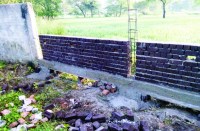 अमलीडीह के स्कूल में बनाए जा रहे अहाते में गड़बड़ी