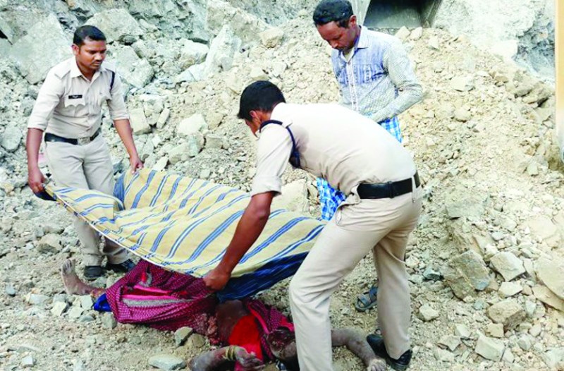 गंगा मिनरल्स कटंगपाली के पीछे डोलोमाइट पत्थर खदान में अपने पत्नी व बच्चे के साथ टै्रक्टर लेकर पत्थर लेने के लिए पहुंचा