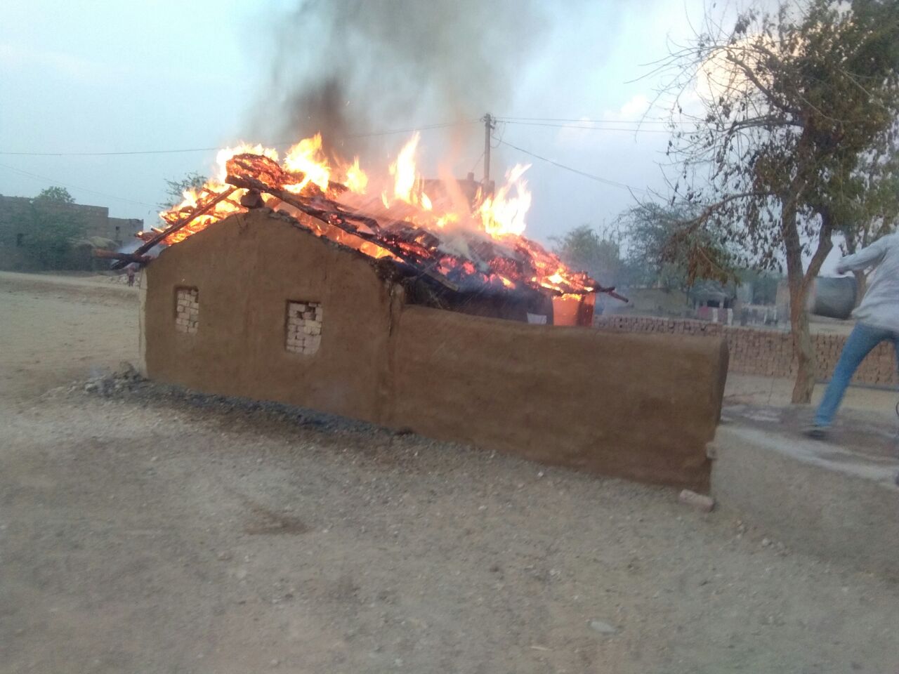 वीडियो में देखिये कैसे एक घर में आग लगने से हो गया हजारों का नुकसान
