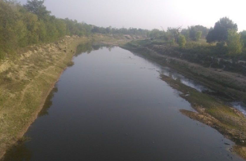 jharahi river pollotited by nepali alcohol factary dirty water