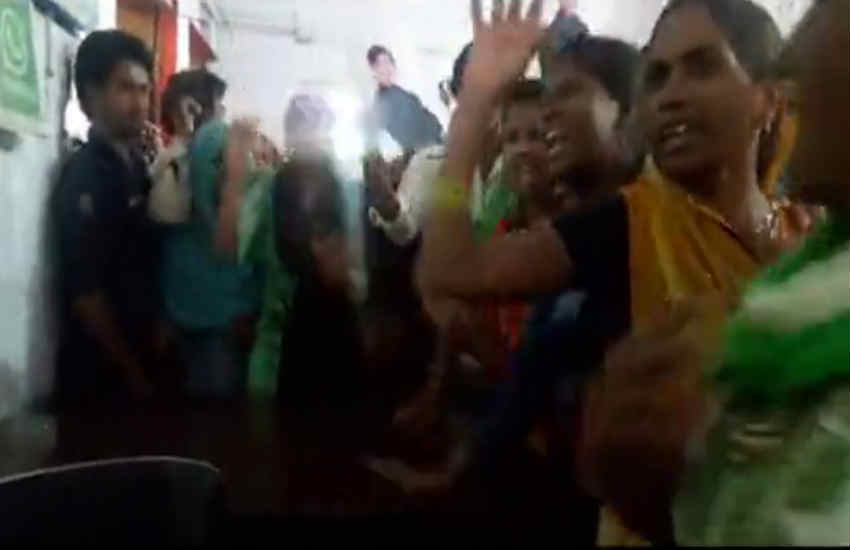 बेटी के हत्यारोपियों की गिरफ्तारी न होने पर फूटा गुस्सा, महिलाओं ने थाने में जमकर की तोड़फोड़, देखें वीडियो