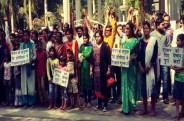 अध्ययनरत बच्चों के अभिभवक लामबंद