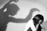 चाचा मुंहबोली भतीजी को खींचते हुए खेत स्थित एक कमरे ले गया