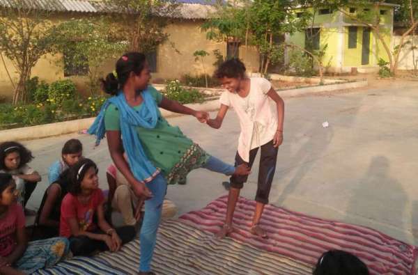 ग्रीष्मकालीन छुट्टियों में कस्तूरबा गांधी आश्रम की छात्राओं के लिए समर कैंप