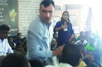 धरने पर बैठी डोर टू डोर कचरा उठाने वाली महिलाओं और आयुक्त के बीच वार्ता