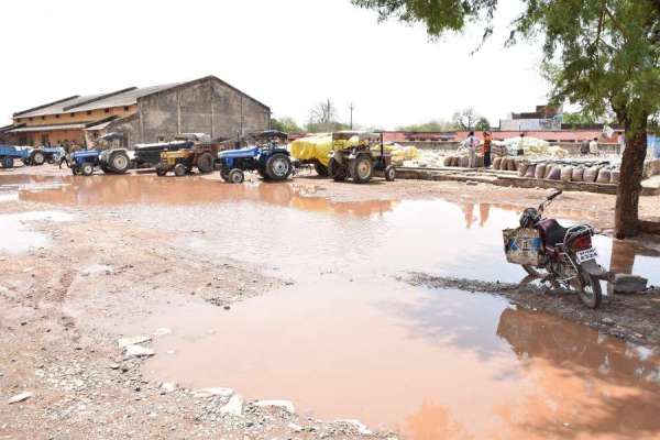 किसानों की मेहनत पर पड़ा पानी, देखें इन तस्वीरों में