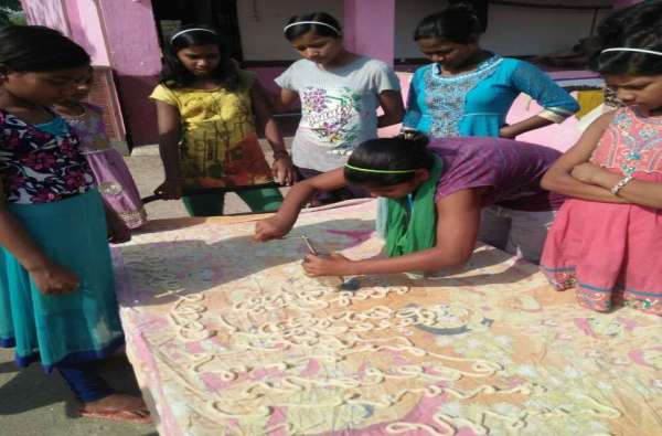 ग्रीष्मकालीन छुट्टियों में कस्तूरबा गांधी आश्रम की छात्राओं के लिए समर कैंप