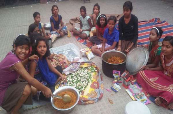 ग्रीष्मकालीन छुट्टियों में कस्तूरबा गांधी आश्रम की छात्राओं के लिए समर कैंप