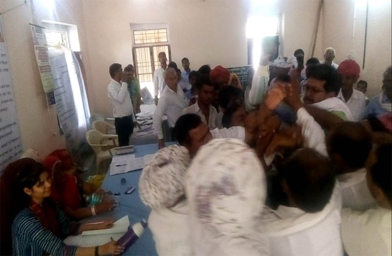  शिविर में झगड़ते लोग