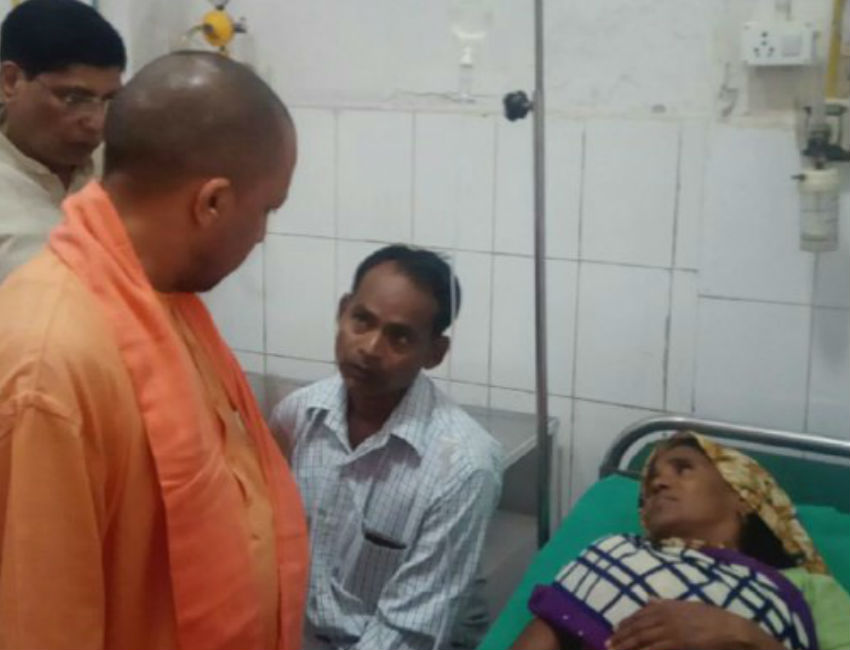 तूफान पीड़ितों से की सीएम योगी ने मुलाकात, दिया ये बड़ा आश्वासन, देखें वीडियो