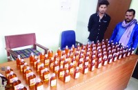 लगभग साढ़े 15 लीटर अंग्रेजी शराब जब्त किया गया