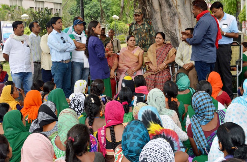 शहर में डोर टू डोर कचरा उठाने वाली महिलाओं की मांगे मानी गई
