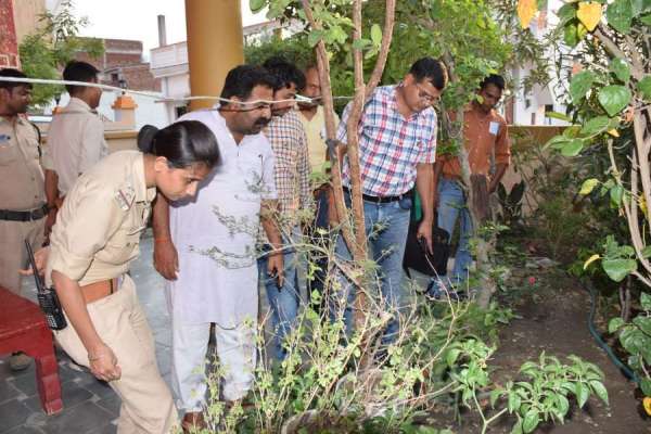 शिक्षक के घर में दिनदहाड़े चोरी, फोटो में देखिए किस तरह फॉरेंसिक टीम ने जुटाए साक्ष्य