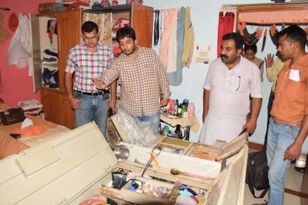 शिक्षक के घर में दिनदहाड़े चोरी, फोटो में देखिए किस तरह फॉरेंसिक टीम ने जुटाए साक्ष्य