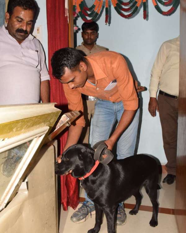 शिक्षक के घर में दिनदहाड़े चोरी, फोटो में देखिए किस तरह फॉरेंसिक टीम ने जुटाए साक्ष्य