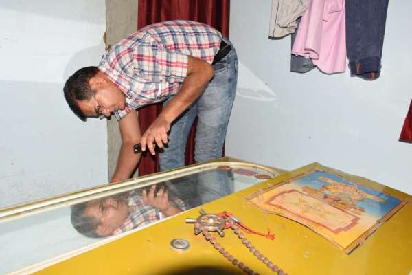 शिक्षक के घर में दिनदहाड़े चोरी, फोटो में देखिए किस तरह फॉरेंसिक टीम ने जुटाए साक्ष्य