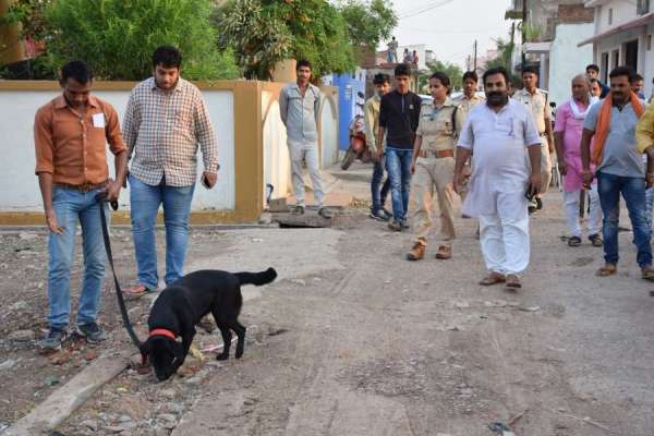 शिक्षक के घर में दिनदहाड़े चोरी, फोटो में देखिए किस तरह फॉरेंसिक टीम ने जुटाए साक्ष्य