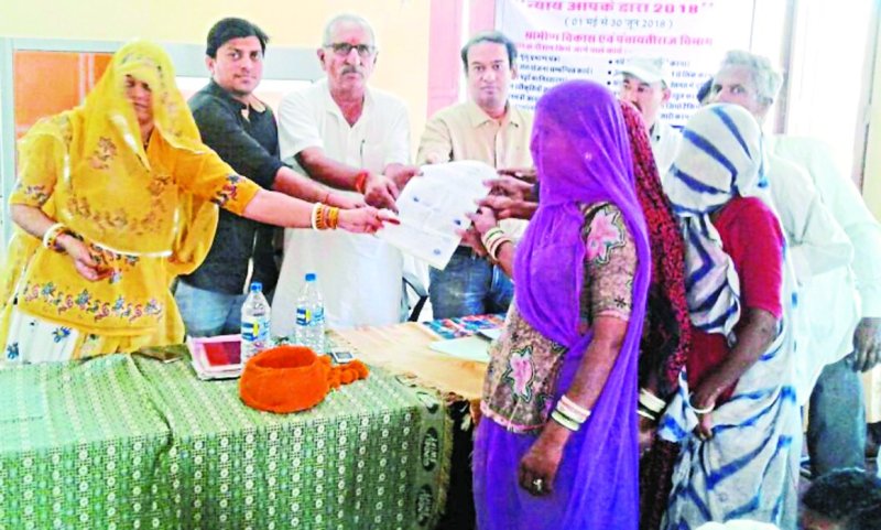 समदड़ी के रामपुरा में शिविर में विधवा को भूमि का हक प्रदान करते अतिथि।